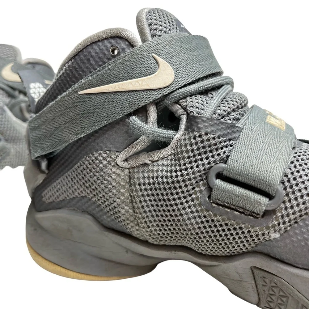 NIKE LEBRON JAMES 776471-003 Soldier IX 9 Basketball Athletic Gray Shoes sz 5 Y